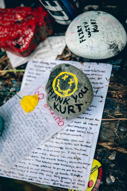El 5 de abril se cumplieron 30 años de la muerte de Kurt Cobain. Sus seguidores siguen dejando notas en el banco de Viretta Park, junto a su casa. 