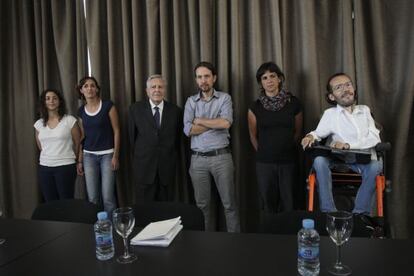 Pablo Iglesias (c) flanked by other Podemos Eurodeputies.