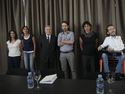 Pablo Iglesias (c) flanked by other Podemos Eurodeputies.