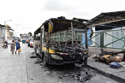 Un camión quemado por bandas criminales en Guayaquil