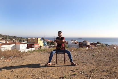 Zouaki El Mehdi en el asentamiento de chabolas en Ceuta donde vive desde que cruzó a nado la frontera en mayo de 2021.
