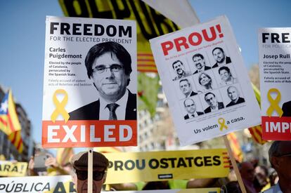 Carteles del expresidente Puigdemont y exconsejeros son mostrados por los manifestantes.