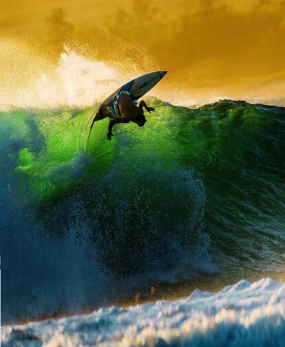 Surfero en Isla reunión (departamento de Francia, al este de Madagascar).