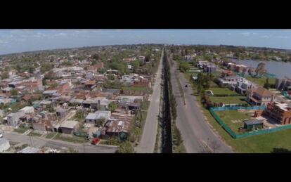 Un pared&oacute;n divide un barrio privado de otro popular, en la Provincia de Buenos Aires.