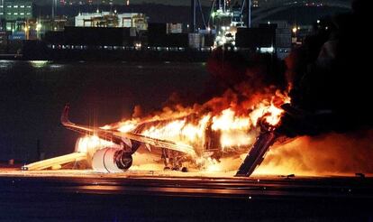 Un total de cinco miembros de la Guardia Costera japonesa fallecieron ayer  tras el choque de su aeronave con un vuelo comercial en el  aeropuerto Haneda de Tokio, choque que produjo un importante incendio que obligó a evacuar a los 379 ocupantes del avión comercial, ninguno de los cuales sufrió daños. El suceso se produjo cuando el vuelo 516 de Japan Airlines procedente de la ciudad de Sapporo (norte del país) colisionó con el avión de los guardacostas nada más aterrizar.