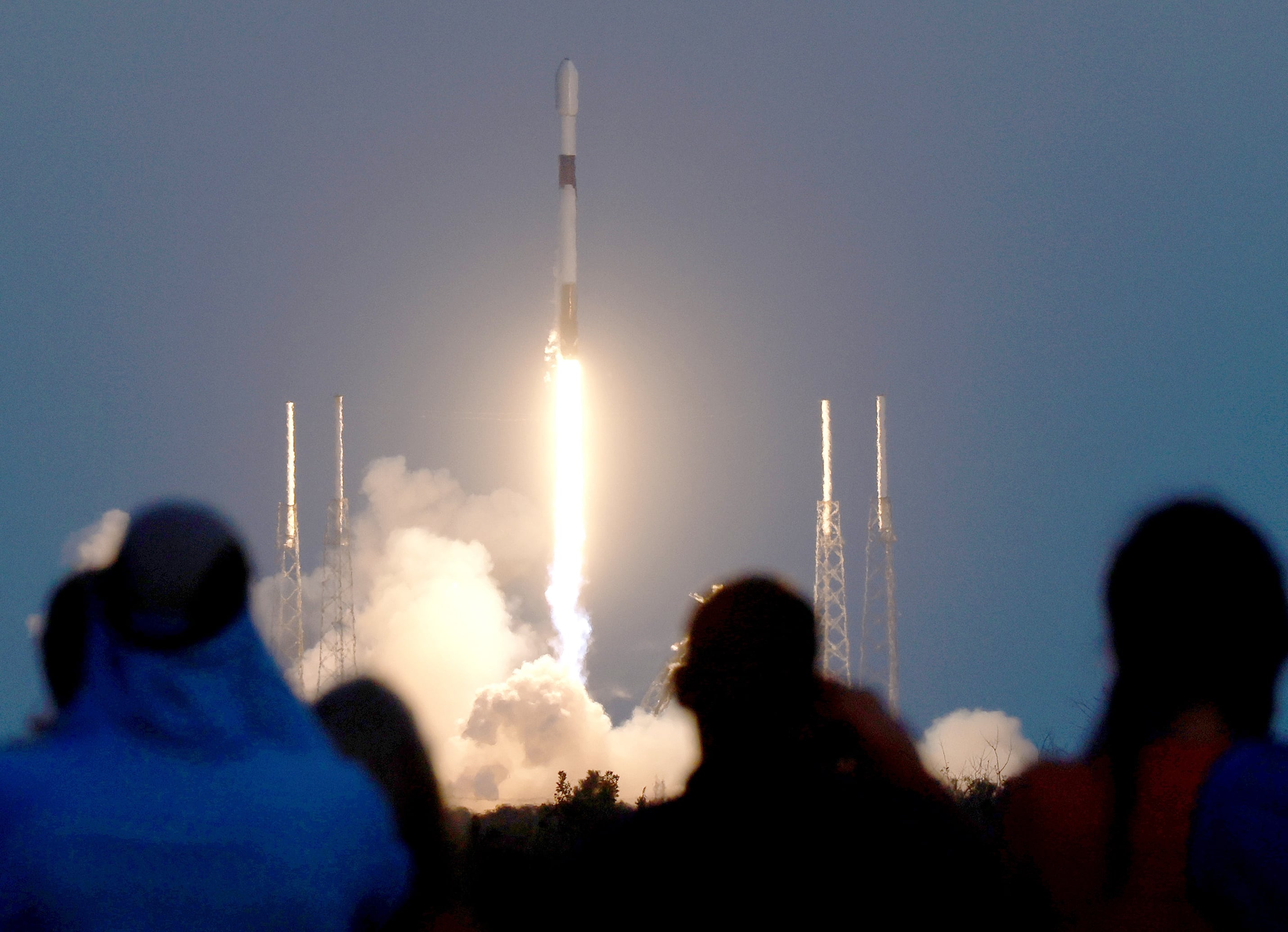 Lanzamiento de un cohete de SpaceX que contiene varios satélites de Starlink.