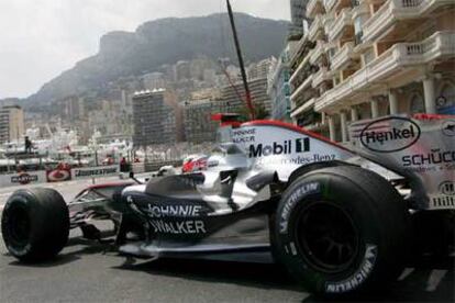Kimi Raikkonen sale de <i>boxes</i> con su McLaren.