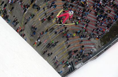 Kamil Stoch de Polonia compite durante una de las pruebas del Campeonato del Mundo de esquí alpino celebrado en Innsbruck (Austria).