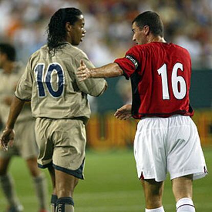 Ronaldinho y Keane discuten tras una jugada.