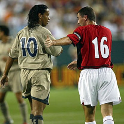 Ronaldinho y Keane discuten tras una jugada.