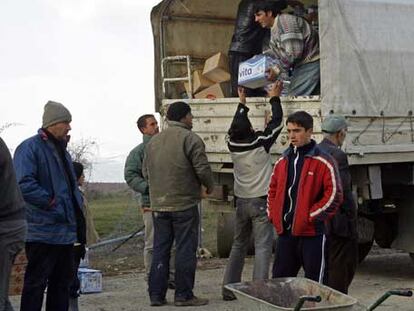 Reparto de ayuda humanitaria en el valle de Osojane, en Kosovo.