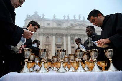 Un grupo de sacerdotes prepara la eucaristía en la plaza de San Pedro. Un sencillo ataúd de ciprés con un Evangelio abierto marcaban el ritual que permitió a los 50.000 fieles que aguardaban fuera del templo rezar el rosario y despedir al papa difunto Benedicto XVI, fallecido el pasado 31 de enero a los 95 años.