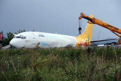 Los servicios de emergencias trabajan para mover un avión de carga de la compañía DHL después de que se saliera de la pista de aterrizaje del Aeropuerto de Bérgamo (Italia).