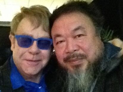 Elton John posa con Ai Weiwei en su concierto en Pek&iacute;n.
