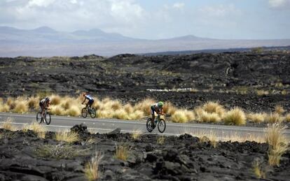 Triatletas entre campos de lava en Kailua-Kona, Haw&aacute;i, durante la prueba de bici del &#039;Ironman&#039;. 