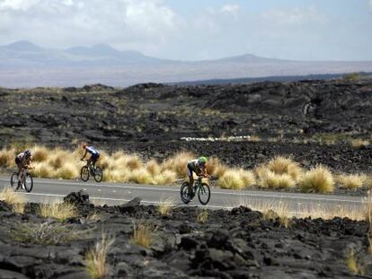 Triatletas entre campos de lava en Kailua-Kona, Haw&aacute;i, durante la prueba de bici del &#039;Ironman&#039;. 