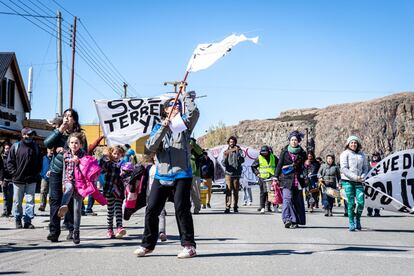 Marcha de Vecinos Unidos hacia el Mástil Central, en el marco del 35° aniversario de El Chaltén. Hace más de 10 años, cuando la comuna era un puñado de vecinos, las decisiones que afectaban al conjunto se tomaban de forma consensuada. Cuando se empezó a llenar de moscas y ratones, los pobladores constituyeron una asamblea que trabajó en la gestión de los residuos de manera voluntaria. 