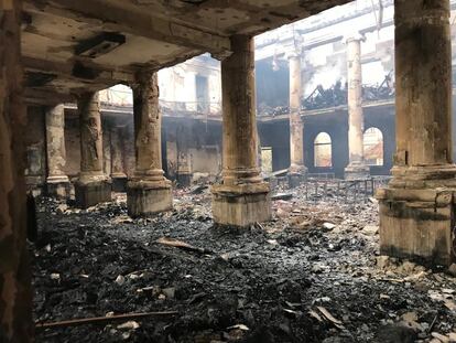 La biblioteca principal de la Universidad de Ciudad del Cabo (Sudáfrica), afectada por el incendio del 18 de abril.