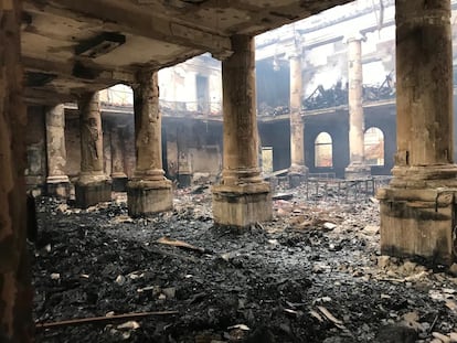 La biblioteca principal de la Universidad de Ciudad del Cabo (Sudáfrica), afectada por el incendio del 18 de abril.