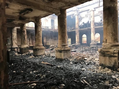 La biblioteca principal de la Universidad de Ciudad del Cabo (Sudáfrica), afectada por el incendio del 18 de abril.