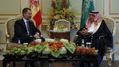 El rey Felipe VI con el ministro de Comercio e Inversiones, Majid Al Qassabi en Riad.