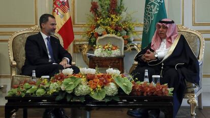 El rey Felipe VI con el ministro de Comercio e Inversiones, Majid Al Qassabi en Riad.