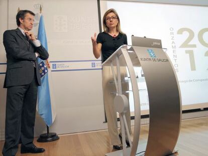 El presidente de la Xunta de Galicia, Alberto Núñez Feijóo, escucha a la consejera de Hacienda, Marta Fernández, durante la presentación de los presupuestos.