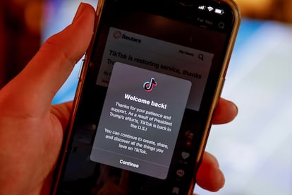 Un usuario de iPhone lea en su telfono el domingo el mensaje de TikTok en el que anunciaba la reanudacin de sus servicios en EE UU tras la decisin de Trump.
