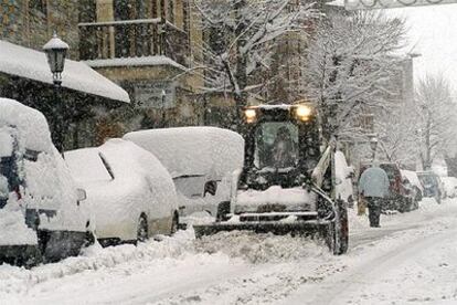 Un tractor retira la nieve de Benasque (Huesca)