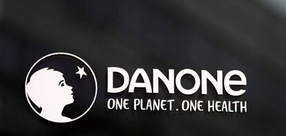 Logotipo de Danone en la sede de la compañía en París