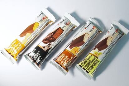 Si eres de las que no puede evitar picar entre horas, Arkodiet tiene una solución para ti. Son sus barritas saciantes bajas en calorías que sirven de tentempié para golosas pero muy sano. Las tienes de chocolate negro (119 kcal), de naranja (122 kcal), de toffee (119 kcal), de vainilla (119 kcal) y avellana (99 kcal). Cada una cuesta 1,60 euros y son ideales para ese rato que hay antes de la comida y de la cena en el que te puede el hambre. Las tienes en farmacias y parafarmacias.