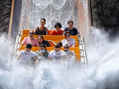 Visitantes disfrutan de la atracción Tutuki Splash en PortAventura World.