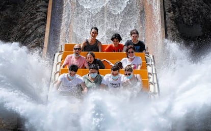 Visitantes disfrutan de la atracción Tutuki Splash en PortAventura World.