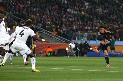 Özil adelantó a la selección germana con un gran disparo en el minuto 59. Con la victoria, Alemania clasificada.