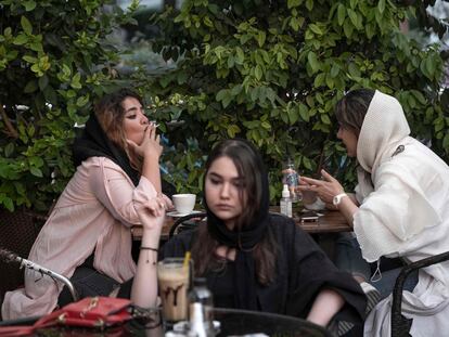 Mujeres iraníes en un café del barrio de Ekbatan, al oeste de Teherán, el pasado viernes.