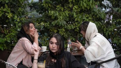 Mulheres iranianas em um café no bairro de Ekbatan, na zona oeste de Teerã, na sexta-feira passada.