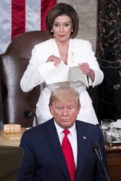 Nancy Pelosi, presidenta del Congreso de EE UU, rompe una copia del discurso sobre el estado de la Unión del presidente estadounidense Donald Trump tras la intervención del mandatario, este miércoles.