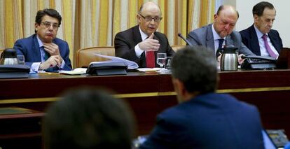 El ministro de Hacienda y Funci&oacute;n P&uacute;blica, Crist&oacute;bal Montoro (2-i), durante su comparecencia hoy en la Comisi&oacute;n de Hacienda del Congreso.