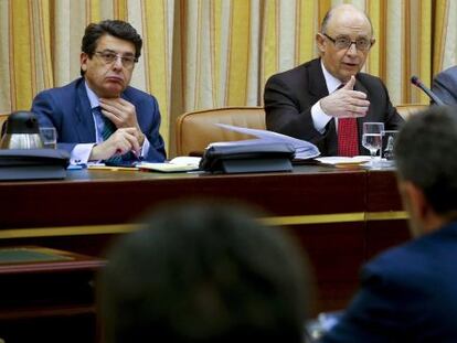 El ministro de Hacienda y Funci&oacute;n P&uacute;blica, Crist&oacute;bal Montoro (2-i), durante su comparecencia hoy en la Comisi&oacute;n de Hacienda del Congreso.