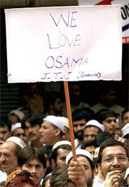 Manifestantes en Pakistán portan una pancarta favorable a Bin Laden.