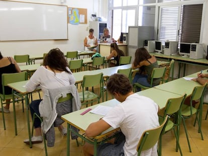 Interior de una de las aulas del Instituto de Bachillerato Jaume Balmes de Barcelona durante un examen. 