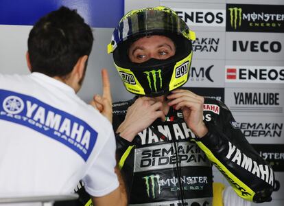 Valentino Rossi recibe instrucciones de su mecánico antes de comenzar la jornada.