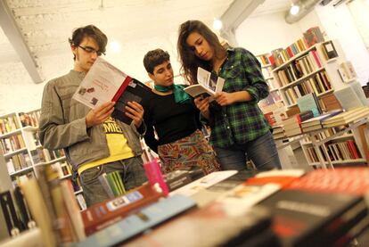 Ernesto Castro, Odile L'Autremonde y María M. Bautista (en el centro) reflexionarán hoy sobre el concepto de generación literaria en el Festival Eñe, en el Círculo de Bellas Artes.