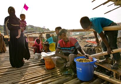 Vendedores sobre un puente en un campo de refugiados rohingya en Bangladés, el 23 de enero pasado.