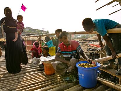 Vendedores sobre un puente en un campo de refugiados rohingya en Bangladés, el 23 de enero pasado.