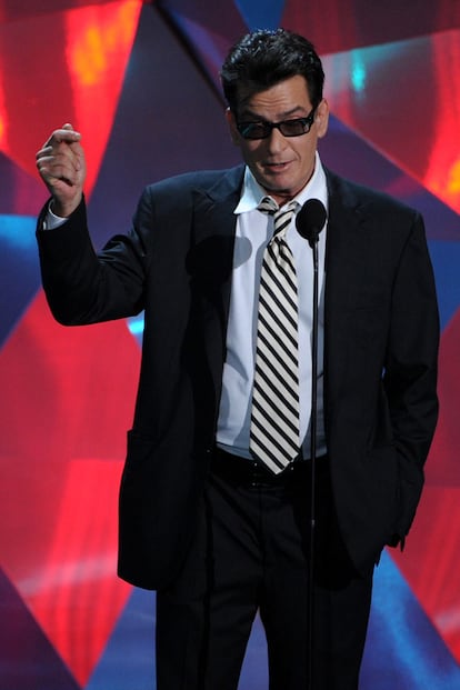 Charlie Sheen presumió de sobriedad presentando un premio.