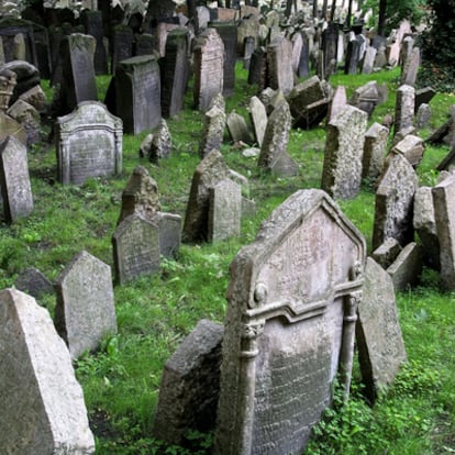 Cementerio judío de Praga, uno de los escenarios de la novela de Umberto Eco.