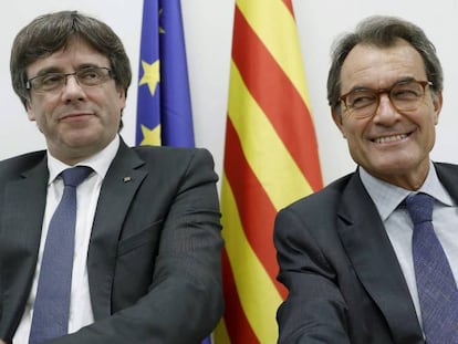 Fotografía de archivo del los ex presidentes de la Generalitat de Cataluña, Carles Puigdemont y Artur Mas.