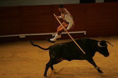 Espectáculo 'Sillon Vacio', de Salvador Távora, que se presenta en la IX edición de la Feria Mundial del Toro que se celebra en Sevilla, en 2006.