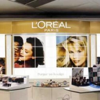 Interior de una tienda con productos de L'oreal